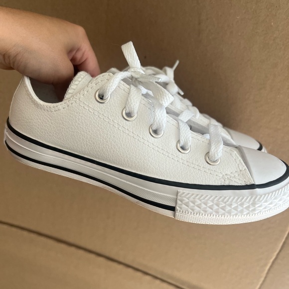 Kids Leather Converse BRAND NEW NEVER WORN - Picture 2 of 3